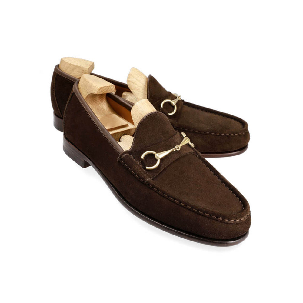 braune Wildleder-Loafer mit Horsebit-Schnürung.