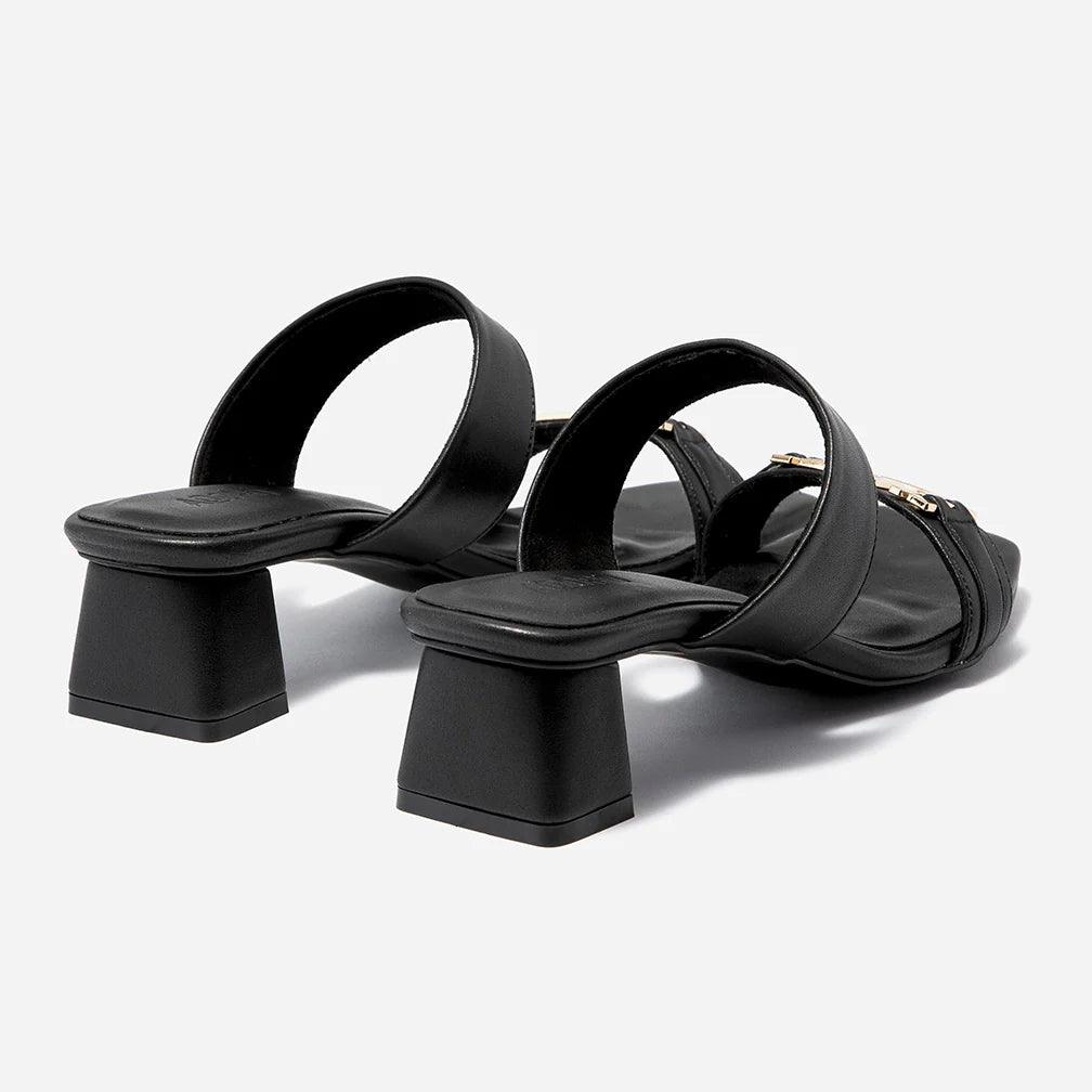 MATTSCHWARZE SANDALEN