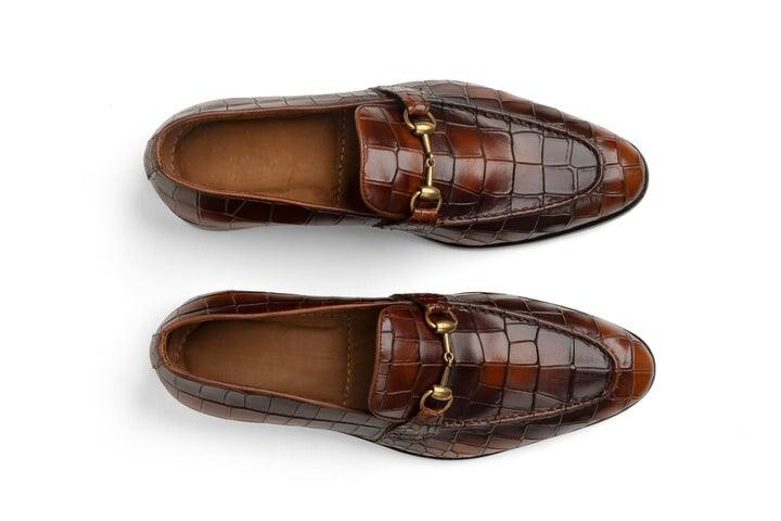 Premium-Loafer aus Krokodil-geprägtem Leder mit goldenem Metallbit – Braun