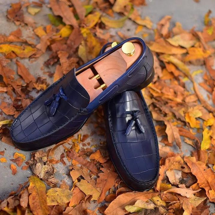 Harmain Leathers – Marineblaue Loafer aus Leder mit Krokodilprägung und Quasten