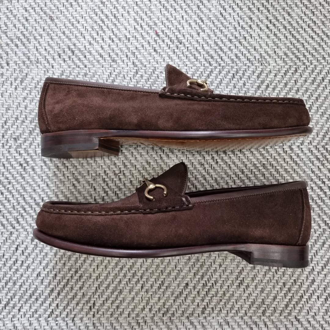 braune Wildleder-Loafer mit Horsebit-Schnürung.