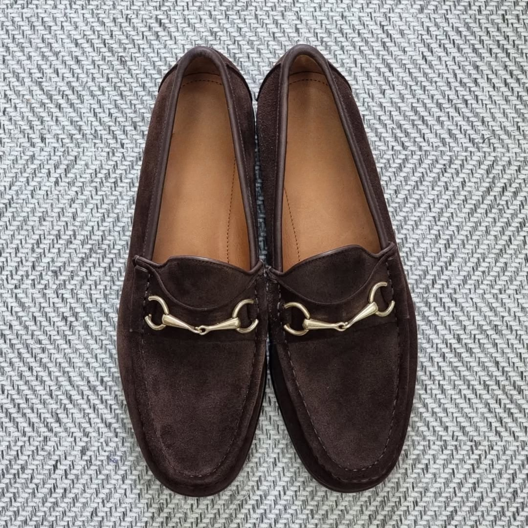 braune Wildleder-Loafer mit Horsebit-Schnürung.
