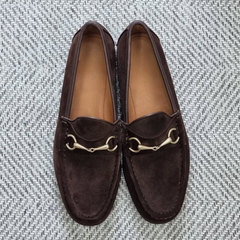 braune Wildleder-Loafer mit Horsebit-Schnürung.