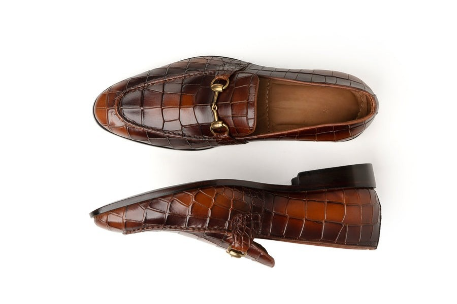 Premium-Loafer aus Krokodil-geprägtem Leder mit goldenem Metallbit – Braun