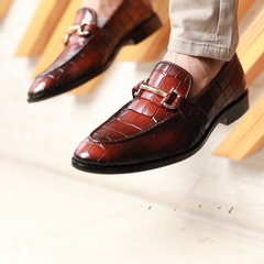 Premium-Loafer aus Krokodil-geprägtem Leder mit goldenem Metallbit – Braun