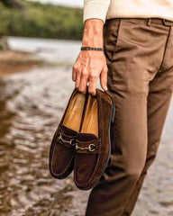 braune Wildleder-Loafer mit Horsebit-Schnürung.