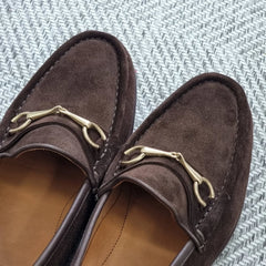 braune Wildleder-Loafer mit Horsebit-Schnürung.
