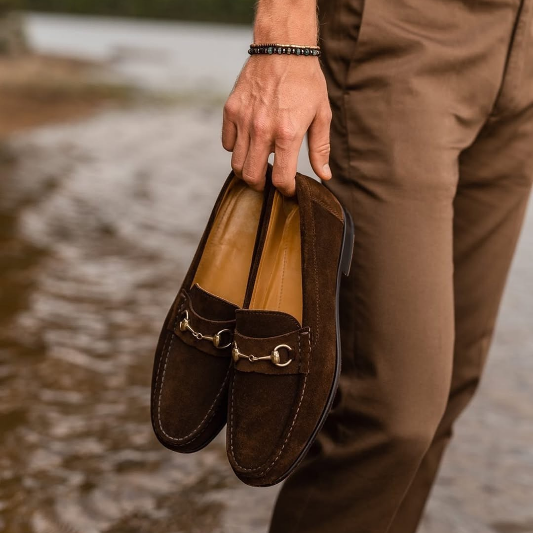 braune Wildleder-Loafer mit Horsebit-Schnürung.