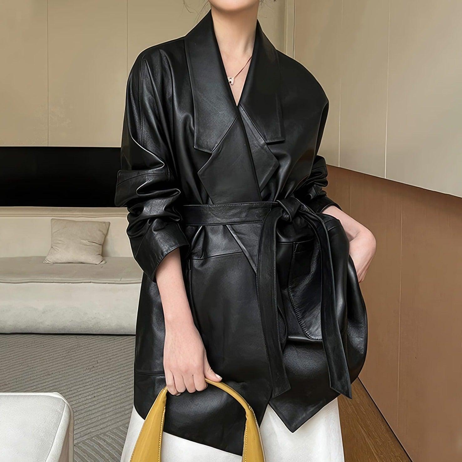 LANGER DAMEN-TRENCHCOAT AUS LEDER MIT GÜRTEL