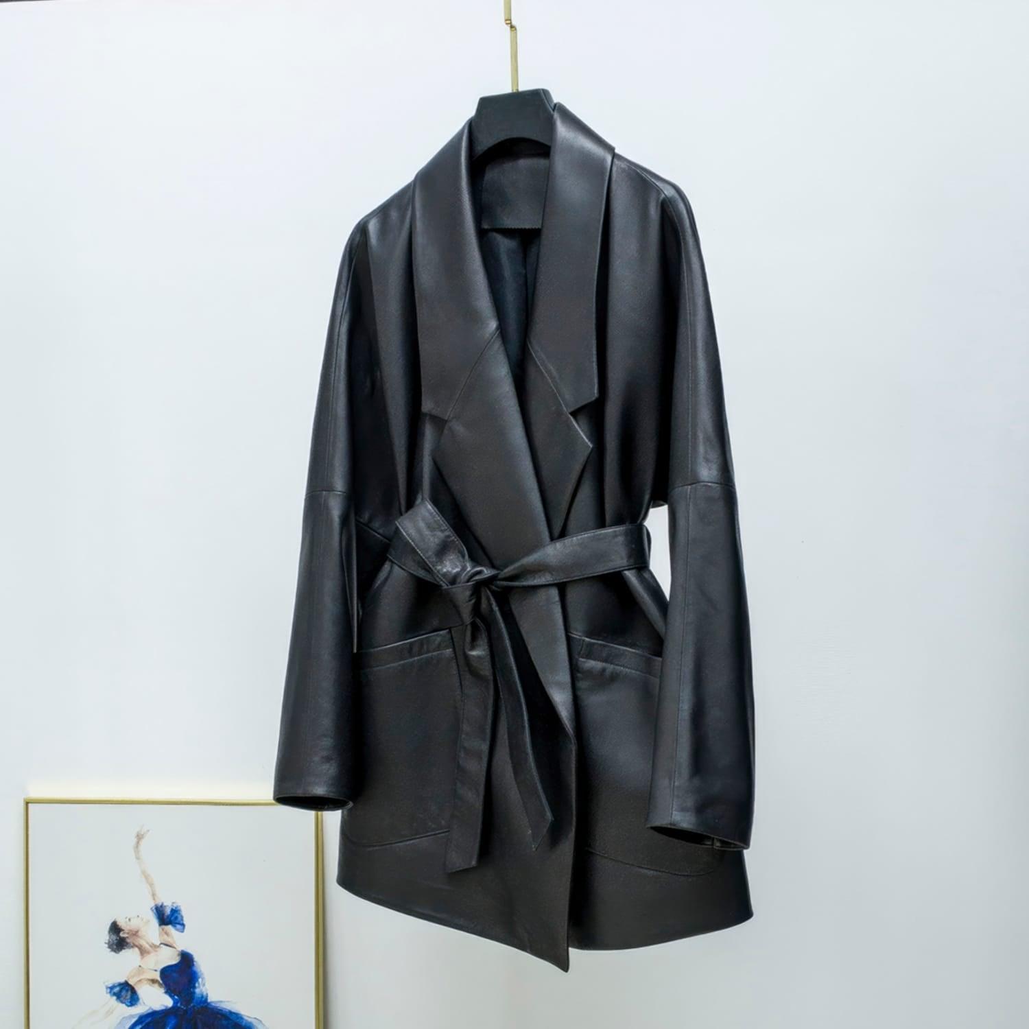 LANGER DAMEN-TRENCHCOAT AUS LEDER MIT GÜRTEL
